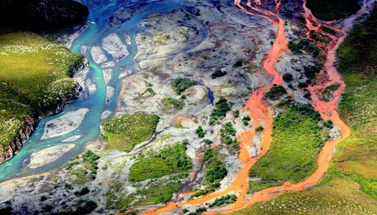Μελέτη εξηγεί γιατί ορισμενοι ποταμοί φαίνονται πορτοκαλί από το διάστημα