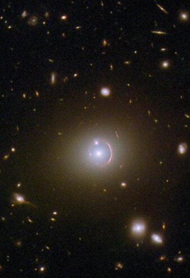 Δακτύλιος του Αϊνστάιν αποκαλύπτει έναν πολύ πυκνό, μακρινό γαλαξία