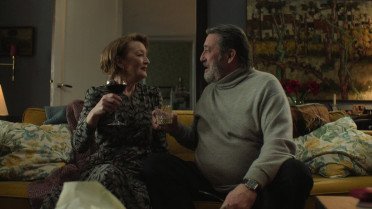 Μια διαχρονική σπουδή για την αγάπη προσφέρει το ζευγάρι των Lesley Manville και Ciarán Hinds στο Midwinter Break (trailer)