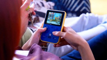 H Evercade τρολάρει με video το PlayStation για τα physical games