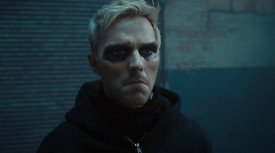 Nicholas Hoult και Pete Davidson γίνονται viral ληστές στο εκρηκτικό τρέιλερ του «How to Rob a Bank» (trailer)