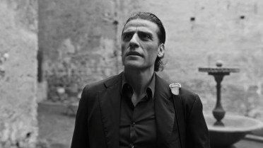 Ο Oscar Isaac υποδύεται τον Dante (μεταξύ άλλων) μαζί με πολλούς αστέρες στο ιστορικό In the Hand of Dante (trailer)