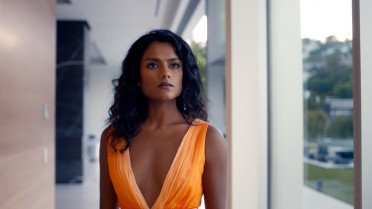 Μια εξαφάνιση και η αναξιόπιστη μνήμη της Simone Ashley στο μυστηριώδες This Tempting Madness (trailer)