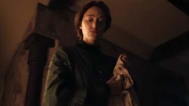 Η Maika Monroe μεταμορφώνεται σε αιμοσταγή γκουβερνάντα στο Victorian Psycho (trailer)