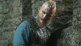 O Alexander Ludwig αντιμέτωπος με τον Stephen Amell στη νέα δραματική σειρά Heels με θέμα το wrestling