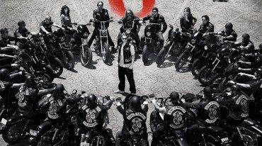 Charlie Hunnam: Νέο reunion με Sons of Anarchy στη σειρά Legends του FX