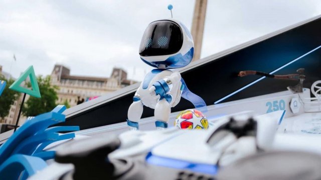 Το Astro Bot και ένα τεράστιο PlayStation Pinball εμφανίστηκαν στο Λονδίνο για τον τελικό του UEFA Champions League