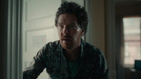 Eric: Ο Benedict Cumberbatch αναζητά απεγνωσμένα τον γιό του στη νέα σειρά του Netflix (trailer)