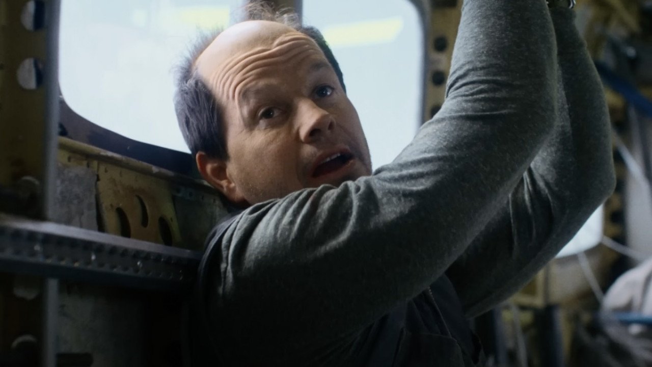 Time Risk Movie Ο Mark Wahlberg μεταμορφώνεται σε καραφλό δολοφόνο για χάρη του Flight ...