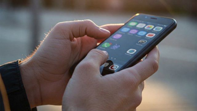 Η ΕΕΤΤ παίρνει τα μέτρα της για να προστατέψει τους Έλληνες από τηλεφωνικές απάτες (video)