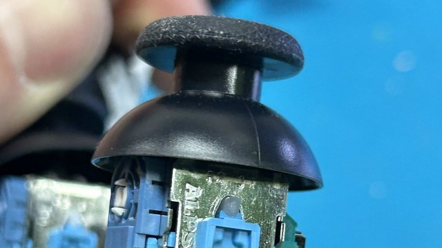 Έφτασαν τα νέας γενιάς χειριστήρια DualSense με σημαντικές αλλαγές, πως θα τα ξεχωρίζετε (photos)