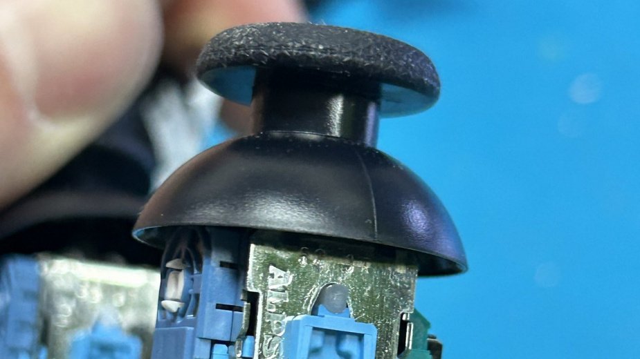 Έφτασαν τα νέας γενιάς χειριστήρια DualSense με σημαντικές αλλαγές, πως θα τα ξεχωρίζετε (photos)