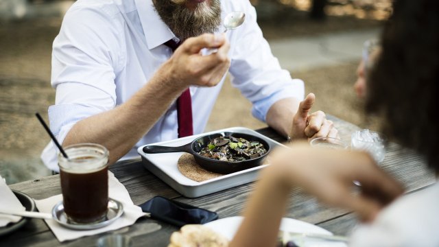 Έρευνα: Η διαλειμματική νηστεία δεν είναι καλύτερη από τις τυπικές δίαιτες