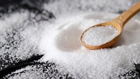 Έρευνα: Λιγότερο αλάτι στο φαγητό σημαίνει και χιλιάδες λιγότερα καρδιακά επεισόδια