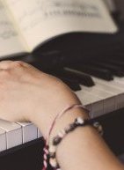 Μελέτη: Η μουσική ενισχύει τις μαθησιακές ικανότητες των παιδιών