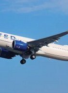 H United Airlines θα κατεβάζει από τα αεροπλάνα επιβάτες που δεν… φοράνε τα ακουστικά τους