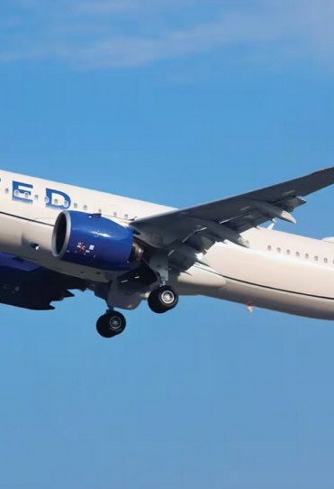 H United Airlines θα κατεβάζει από τα αεροπλάνα επιβάτες που δεν… φοράνε τα ακουστικά τους