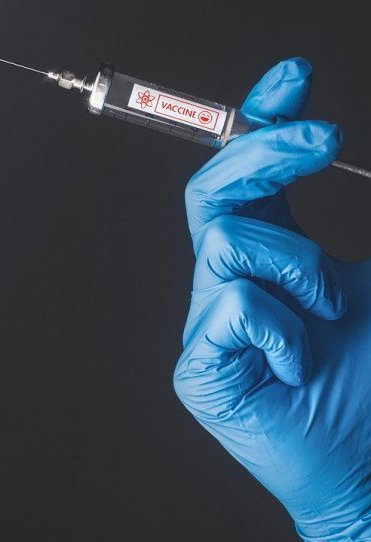 Οι επιστήμονες μπορούν πλέον να εξηγήσουν πως συνδέθηκαν οι θρομβώσεις με τα εμβόλια του COVID-19