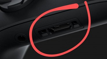 Τι είναι αυτή η περίεργη θύρα στο κάτω μέρος των Xbox Controllers;