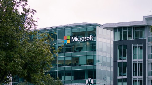 H Microsoft έχασε 357 δισεκατομμύρια σε αξία και η μετοχή της σημείωσε τη μεγαλύτερη πτώση από το 2020