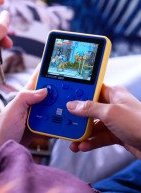 H Evercade τρολάρει με video το PlayStation για τα physical games