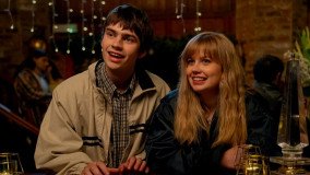 Λάθος αριθμός, σωστός έρωτας για την Angourie Rice στο Finding Emily (trailer)