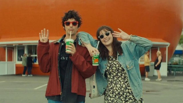 Η Barbie Ferreira μπλέκει σε ένα indie ερωτικό τρίγωνο στο Mile End Kicks (trailer)