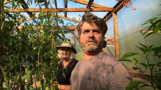 O Zach Galifianakis φέρνει μια ανατρεπτική και ξεκαρδιστική ματιά στην κηπουρική με το This Is a Gardening Show (trailer)